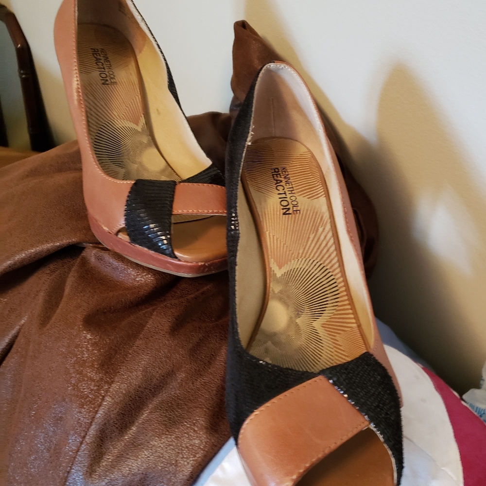 Ladies shoes. - Picture 2 of 2